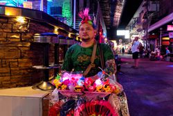 Vendeur souvenirs Bangla Road