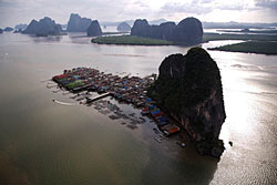 James Bond Island, koh Panyee et canoe dans la baie de Phang Nga