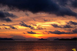Coucher de soleil sur la Baie de Phang Nga - John Gray Seacanoe