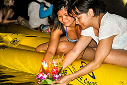 Mise à l'eau des Kratong depuis le canoë - Phang Nga Baie - John Gray Seacanoe