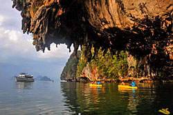 Retour au bateau le long des falaises calcaire - John Gray Seacanoe - Phang Nga Baie