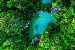 Hong au coeur de la Baie de Phang Nga avec canoë John Gray