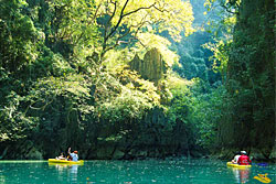 Au coeur des îles de Phang Nga baie en canoë - John Gray