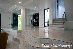 Salon avec entrée, meuble télé et accès étage - Location maison Phuket