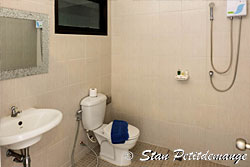 Douche et toilettes chambre standard - Phuket Wakepark