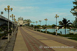 Pont piéton Sarasin bridge et esplanade à Phuket