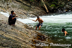 Rappel dans le bouillon de la chute d'eau - Phang Nga