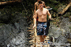 Passage au dessus de la rivière sur pont en bois - Phang Nga