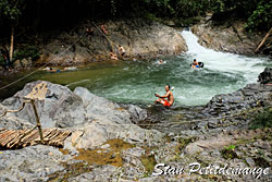 La chute d'eau vue du sentier - Phang Nga